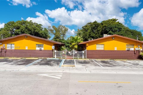 Propiedad comercial en venta en Hallandale Beach, Florida, 1299.7 m2 № 2084908 - foto 18