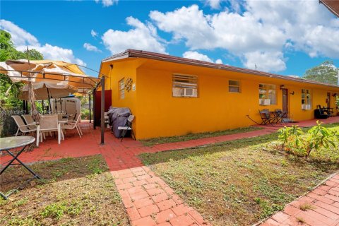 Propiedad comercial en venta en Hallandale Beach, Florida, 1299.7 m2 № 2084908 - foto 12