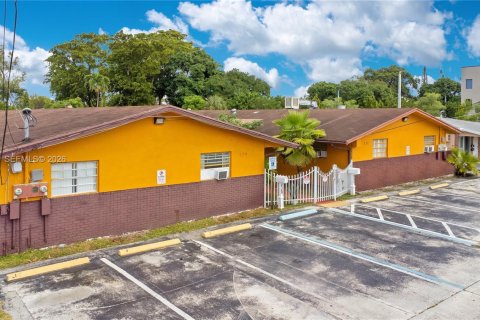 Propiedad comercial en venta en Hallandale Beach, Florida, 1299.7 m2 № 2084908 - foto 17