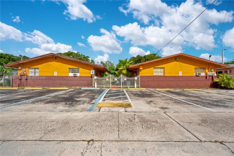 Propiedad comercial en Hallandale Beach, Florida 1299.7 m2 № 2084908