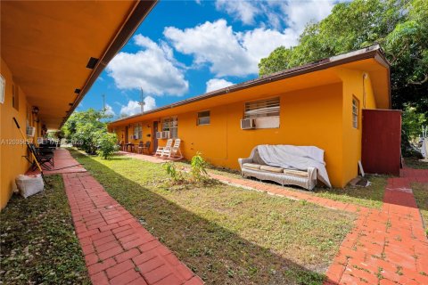 Propiedad comercial en venta en Hallandale Beach, Florida, 1299.7 m2 № 2084908 - foto 13