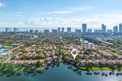 Casa en venta en Hollywood, Florida, 4 dormitorios, 286.32 m2 № 1896864 - foto 1