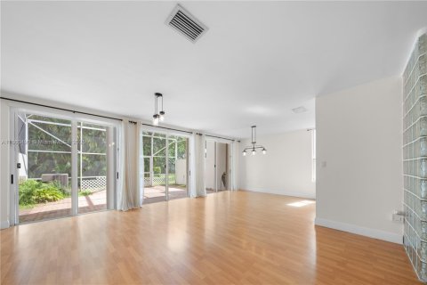 Townhouse in Doral, Florida 3 bedrooms, 176.33 sq.m. № 1889618 - photo 3