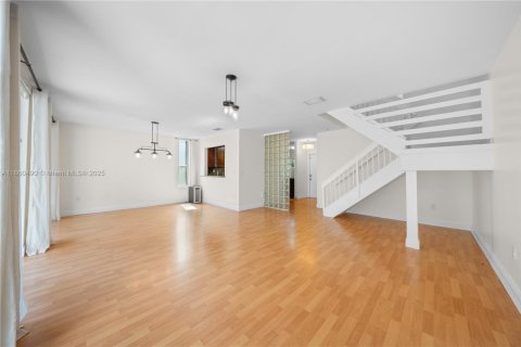 Townhouse in Doral, Florida 3 bedrooms, 176.33 sq.m. № 1889618 - photo 6