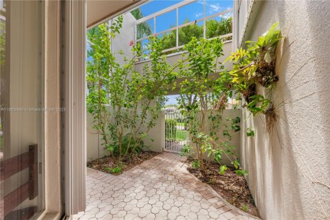 Townhouse in Doral, Florida 3 bedrooms, 176.33 sq.m. № 1889618 - photo 2