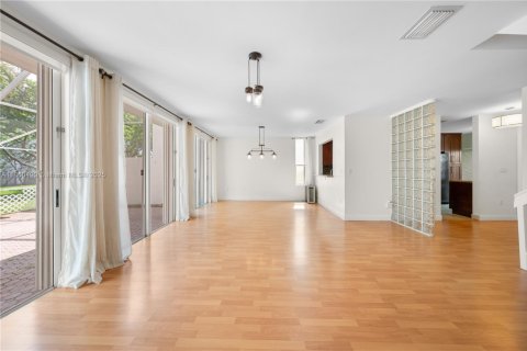 Townhouse in Doral, Florida 3 bedrooms, 176.33 sq.m. № 1889618 - photo 4