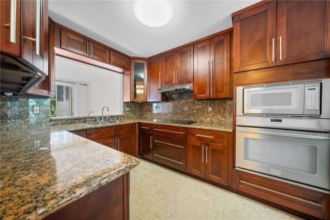 Townhouse in Doral, Florida 3 bedrooms, 176.33 sq.m. № 1889618 - photo 14