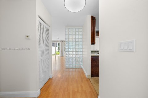 Townhouse in Doral, Florida 3 bedrooms, 176.33 sq.m. № 1889618 - photo 12