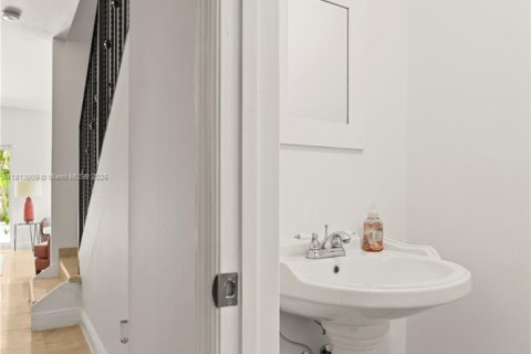 Townhouse in Miami, Florida 3 bedrooms, 197.7 sq.m. № 1762636 - photo 25