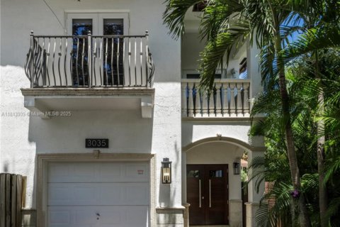 Townhouse in Miami, Florida 3 bedrooms, 197.7 sq.m. № 1762636 - photo 1
