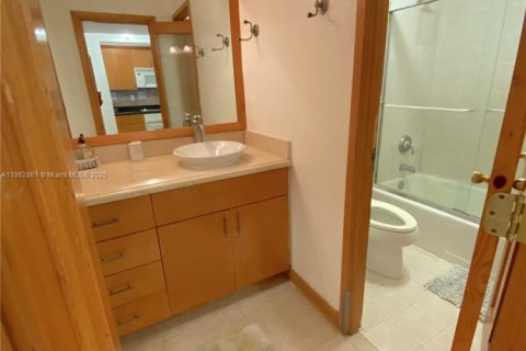 Condo in Miami Beach, Florida  № 1890380 - photo 13