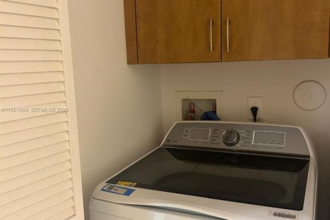 Condo in Sunrise, Florida, 2 bedrooms № 1985875 - photo 15