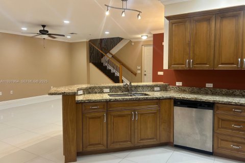 Condo in Sunrise, Florida, 2 bedrooms № 1985875 - photo 1