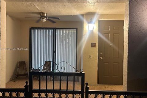 Condo in Sunrise, Florida, 2 bedrooms № 1985875 - photo 16