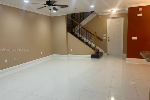 Condo in Sunrise, Florida, 2 bedrooms № 1985875 - photo 6
