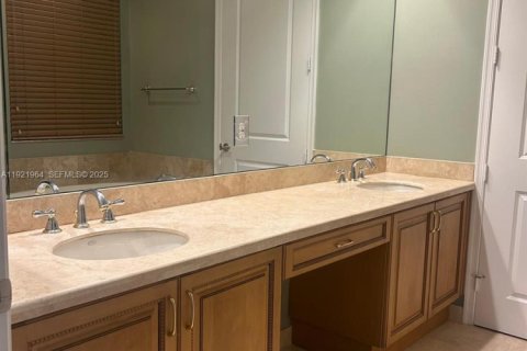 Condo in Sunrise, Florida, 2 bedrooms № 1985875 - photo 10