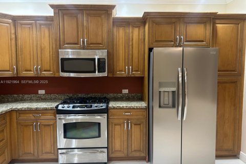 Condo in Sunrise, Florida, 2 bedrooms № 1985875 - photo 2