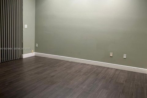 Condo in Sunrise, Florida, 2 bedrooms № 1985875 - photo 9