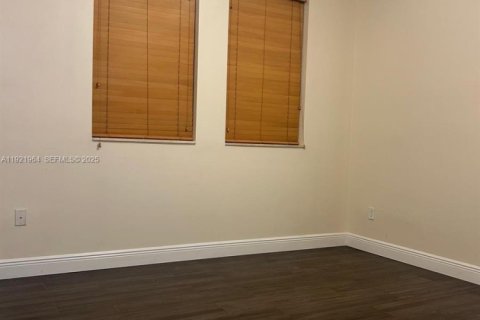 Condo in Sunrise, Florida, 2 bedrooms № 1985875 - photo 13