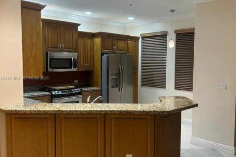 Condo in Sunrise, Florida, 2 bedrooms № 1985875 - photo 4