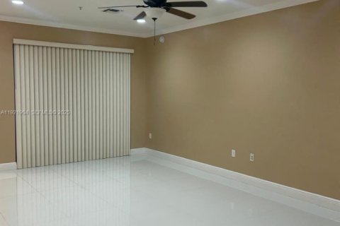 Condo in Sunrise, Florida, 2 bedrooms № 1985875 - photo 5