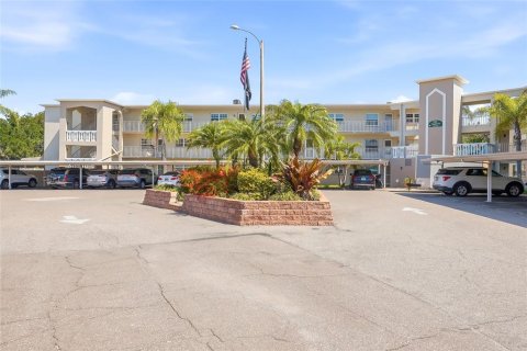 Condo à Dunedin, Floride, 2 chambres  № 2116026