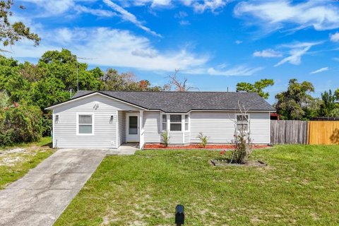 House in Spring Hill, Florida 4 bedrooms, 136.94 sq.m. № 1915222 - photo 1