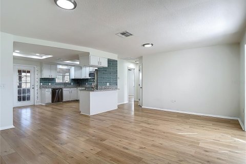 House in Spring Hill, Florida 4 bedrooms, 136.94 sq.m. № 1915222 - photo 3