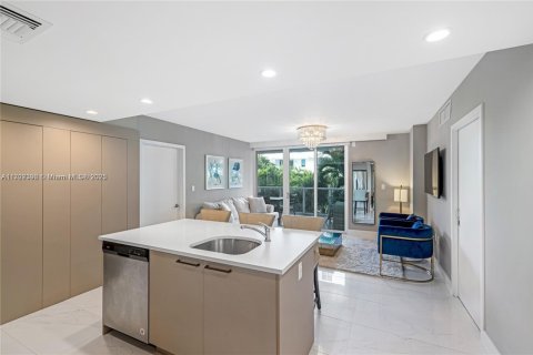 Apartment in Bay Harbor Islands, Florida 2 bedrooms, 87.89 sq.m. № 1702880 - photo 8