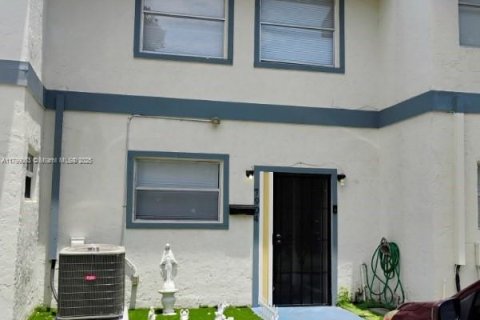 Купить таунхаус в Норт-Лодердейл, Флорида 3 спальни, 150.5м2, № 1923782 - фото 1