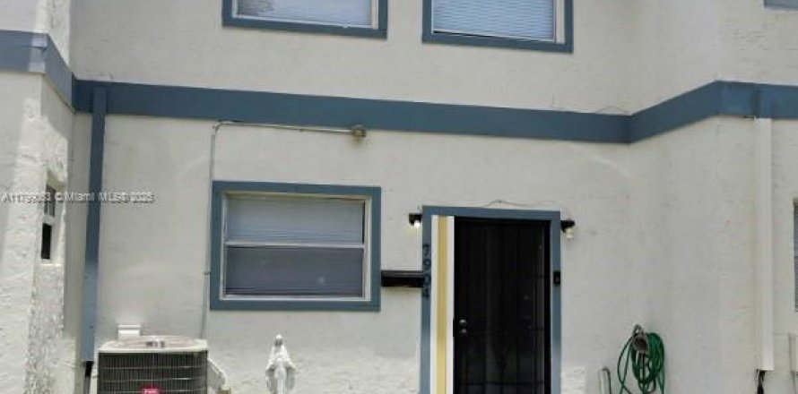 Таунхаус в Норт-Лодердейл, Флорида 3 спальни, 150.5м2 № 1923782