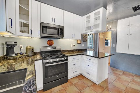 Casa en venta en Hollywood, Florida, 2 dormitorios, 131.83 m2 № 2010750 - foto 2