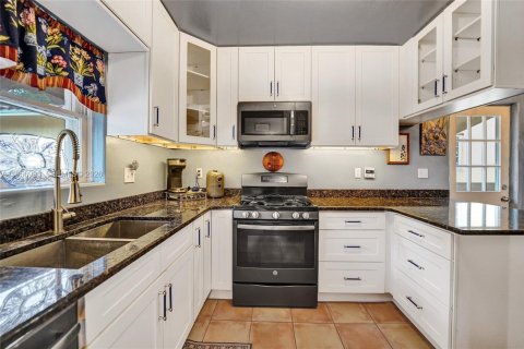 Casa en venta en Hollywood, Florida, 2 dormitorios, 131.83 m2 № 2010750 - foto 3