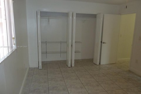 Villa ou maison à louer à Hialeah, Floride: 4 chambres, 192.96 m2 № 1749962 - photo 15