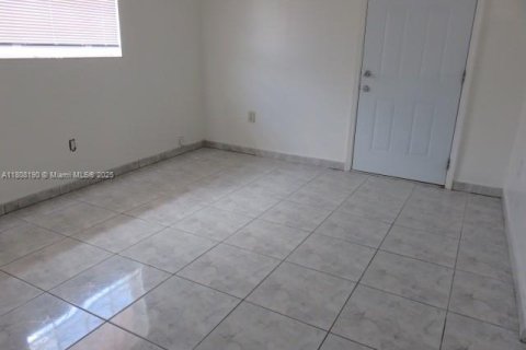 Villa ou maison à louer à Hialeah, Floride: 4 chambres, 192.96 m2 № 1749962 - photo 23