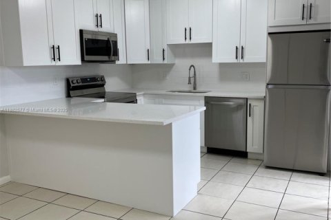 Снять в аренду таунхаус в Бока-Ратон, Флорида 2 спальни, 112.23м2, № 1931829 - фото 3