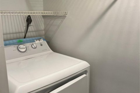 Снять в аренду таунхаус в Бока-Ратон, Флорида 2 спальни, 112.23м2, № 1931829 - фото 12