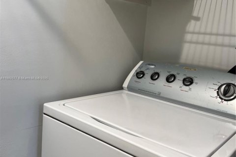 Снять в аренду таунхаус в Бока-Ратон, Флорида 2 спальни, 112.23м2, № 1931829 - фото 11