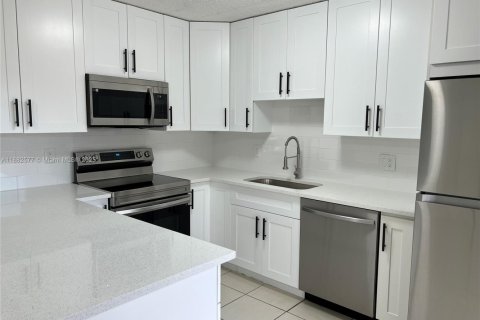 Снять в аренду таунхаус в Бока-Ратон, Флорида 2 спальни, 112.23м2, № 1931829 - фото 2