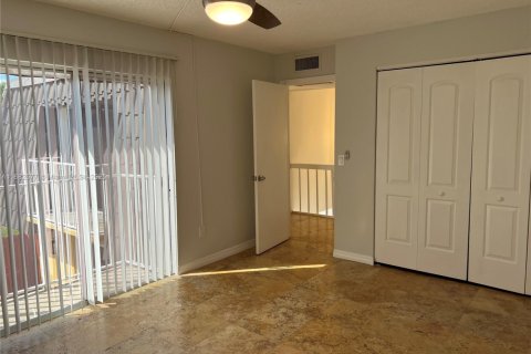 Снять в аренду таунхаус в Бока-Ратон, Флорида 2 спальни, 112.23м2, № 1931829 - фото 4