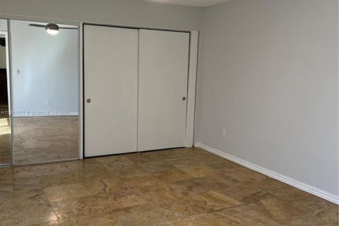 Снять в аренду таунхаус в Бока-Ратон, Флорида 2 спальни, 112.23м2, № 1931829 - фото 8