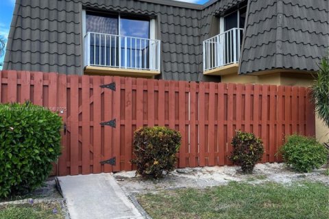 Снять в аренду таунхаус в Бока-Ратон, Флорида 2 спальни, 112.23м2, № 1931829 - фото 1