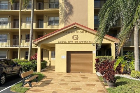 Condominio en Pembroke Pines, Florida, 2 dormitorios  № 2044667
