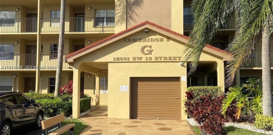 Condominio en Pembroke Pines, Florida, 2 dormitorios  № 2044667