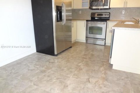 Снять в аренду кондоминиум в Майами, Флорида 2 спальни, 98.48м2, № 1969122 - фото 23