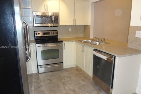 Снять в аренду кондоминиум в Майами, Флорида 2 спальни, 98.48м2, № 1969122 - фото 1