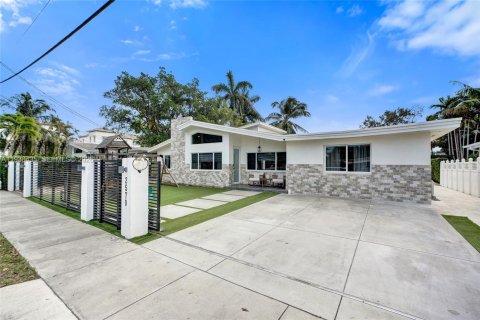 Casa en Miami, Florida 5 dormitorios, 193.89 m2 № 1999862