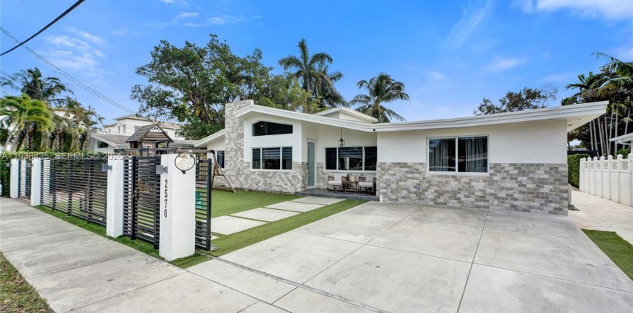 Casa en Miami, Florida 5 dormitorios, 193.89 m2 № 1999862