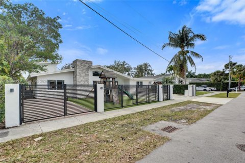 Casa en venta en Miami, Florida, 5 dormitorios, 193.89 m2 № 1999862 - foto 5
