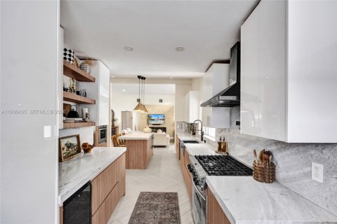 Casa en venta en Miami, Florida, 5 dormitorios, 193.89 m2 № 1999862 - foto 28